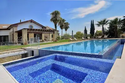 Image de Incroyable grande villa à Paphos pouvant accueillir 14 enfants, piscine, jacuzzi
