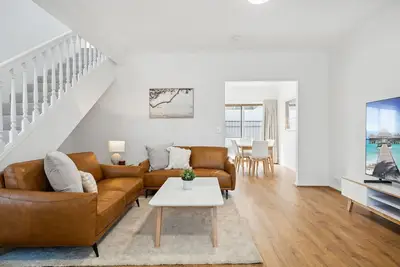 Image de Coastal Luxury: 3-Bed Townhouse 150m from Beach