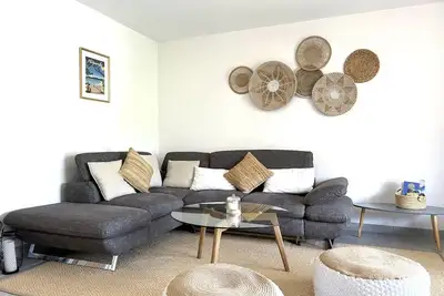 Image de Appartement moderne avec terrasse, climatisation, à 200m de la plage - 6 couchages, parking inclus
