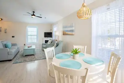 Image de Pet Friendly - Short walk to the beach!