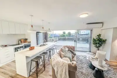 Image de Modern 6br Group Retreat | Sleeps 13 • Free Parking • Deck