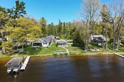 Image de New! Loon Lodge - Super Cute, Lakefront, Bonfire Ring, and Private Dock!
