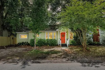 Image de Riverland Terrace Home + Carriage House! 3br/3ba