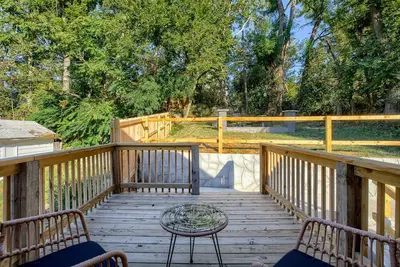 Image de Friendly Getaway Home w\/ Backyard & Firepit for Extended Stays near Downtown Kc