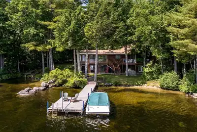 Image de Winnipesaukee Waterfront Home For 12 Sand Beach and Dock For Two 24 Ft Boats