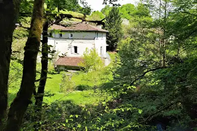 Image de le moulin l official, au bord de la rivière en pleine nature calme et paisible,