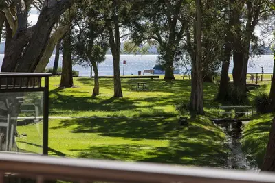 Image de 'Bay Parklands' Close to Waters Edge