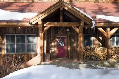 Image de Wilderness Lodge - Chic mountaintop cabin with stylish, eclectic decor — close t