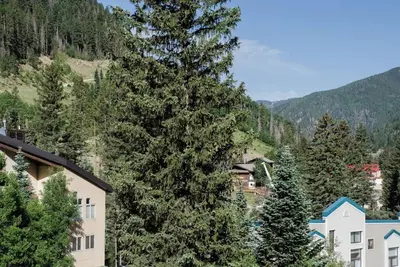 Image de Twining 7 - Tasteful Bi-Level Condo with Wood Fireplace and WifI