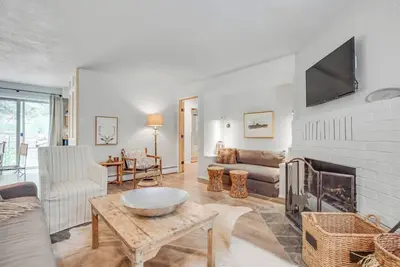 Image de Riverside Retreat 7 at Taos East - Modern Condo on River with 360-Degree Views a