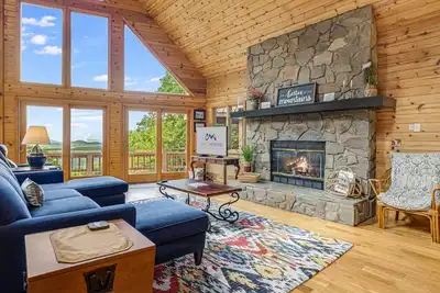 Image de Epic Views + Hot Tub at 5, 300' | Pet-Friendly Lodge w/ Biltmore Pass