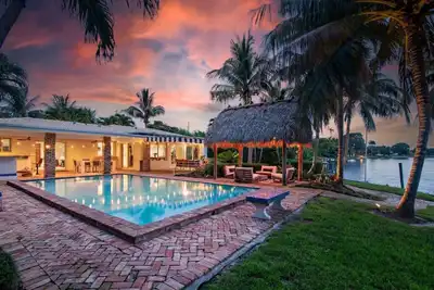 Image de Resort-style sophisticated lakefront pool home!