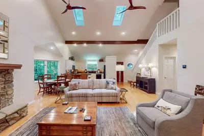 Image de Peaceful 4br Home with Screened in Porch and balcony with a water view