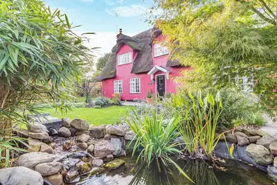 Image de Beautiful thatched house in lovely gardens in the historic town of Saffron Walden.