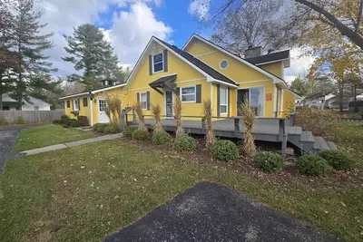Image de Cottage on the canal to Burt Lake with large patio and space for boat
