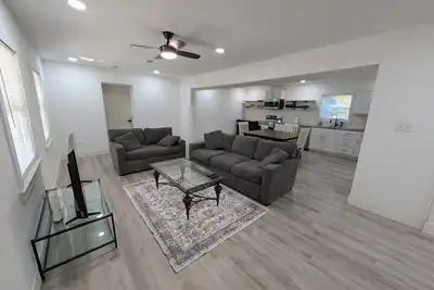 Image de Charming, Modern 2br/1ba Near Hospitals & Interstate in Shared Unit.