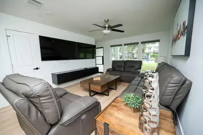 Image de Free $100 I 4 King Bd I 4 Priv Bath I Duplex I Pet