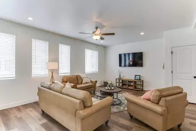 Image de Tranquil Locale, Double Garage!