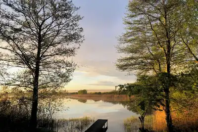 Image de Thatched house on the lake with jetty, boat, fireplace and sauna