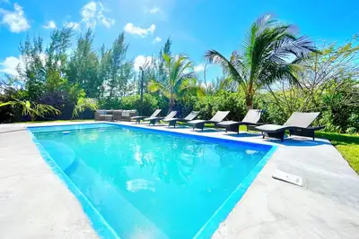 Image de 2 master suites w\/ 2 separate living spaces w\/ pool & private beach access