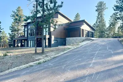 Modern Pines-6 Bedroom, 5. 5 Bath. 4 Master Suites!