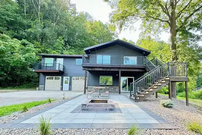 Image de Beautiful, newly renovated 3 bedroom home on the Mississippi River.