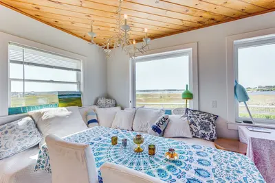 Walk to the Beach: Pet-Friendly Gem in Biddeford!