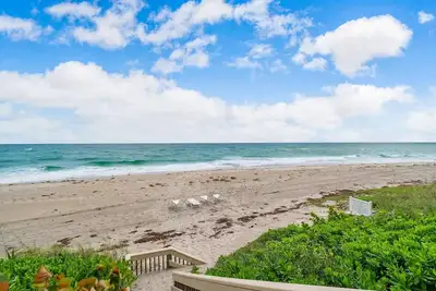 Image de Beachfront Stunningly Modern 3 Bedroom Townhome