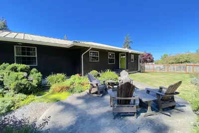 Image de North Shore Retreat: Private Beach Access, Tennis\/Pickleball Court, Pets Welcome
