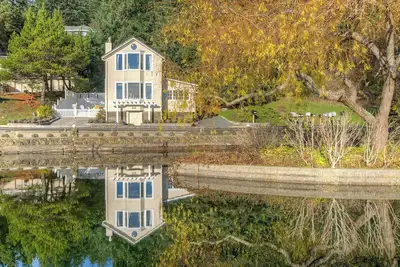 Image de Historic Waterfront Home, Hot tub, Pets Welcome.