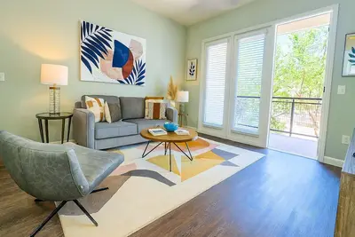 Image de Spring Rodeo Sale Is Live! 2br Apartment Near Mall