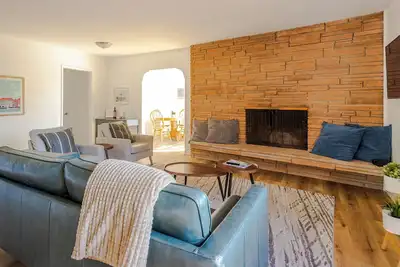 Image de Pet friendly private house in the heart of Solvang! Enjoy a secluded yard and spacious cottage for your family.