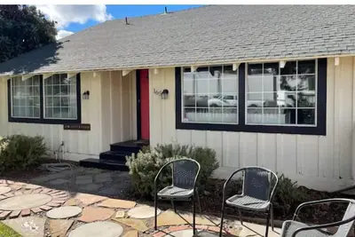 Image de Private in town house with Huge yard. Pet Friendly
