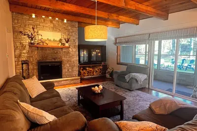 Image de Large Mid-Century modern, 3-bdrm w/ hot tub in Split Rock, Lake Harmony