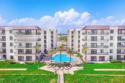 Image de Enjoy Relaxing Views and Sounds from this Spacious Ormond Beach Condo