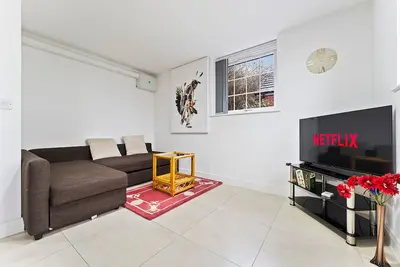 Image de Bloom Court -Sleeps 4 -Free Parking with Workstation & High-Speed WiFi