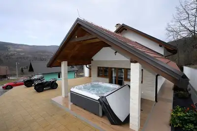Image de Maison Krasno avec bain Ă remous et quads