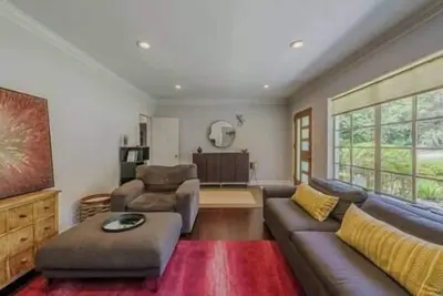 Image de Mid-Century Ranch near Airport