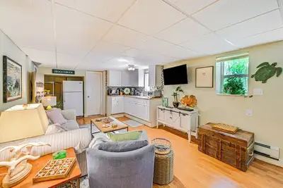 Image de Pet-Friendly Home w/ Hot Tub Near the Hamptons!