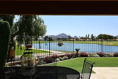 Image de 3-bedroom townhome in Scottsdale on McCormick Lake with view of Camelback Mtn