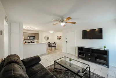 Image de Full 2br Condo – Pool, Spa & Tennis Access Near OldTown & Bars