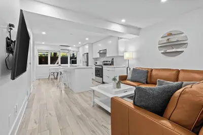 Image de Spacious & Stylish Walk-Out - SuperHost