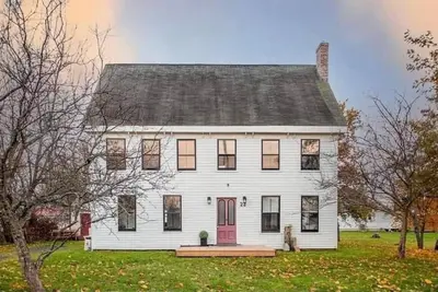 Image de Beautiful Old Home by the Beach