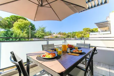 Image de Charmant appartement avec garage privé et piscine