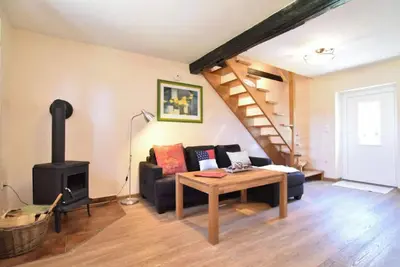 Image de Maison de vacances avec cheminée et terrasse