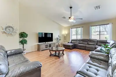 Image de 4 Mi to Surprise Stadium: Home w/ Patio!