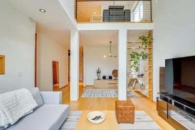 Image de 6 Mi to Lake Washington: Sleek Townhome w\/ Deck!
