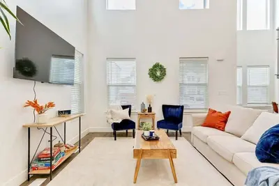 Image de Close to Thanksgiving Point, Pet-Friendly!