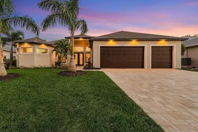 Image de Luxe Villa: Boater’s Paradise with Pool & Spa