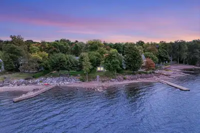 Image de Shelburne Bay Retreat~Lakefront~Private Beach~Fireplace